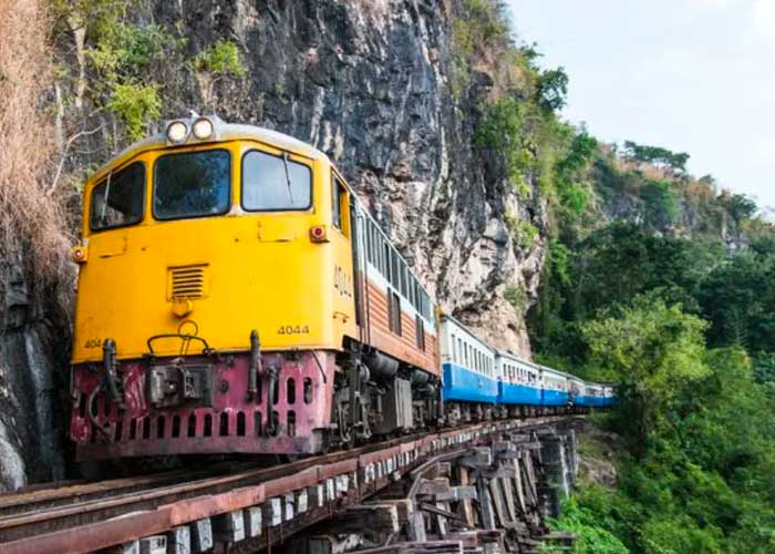 Turista murió al caer de tren en Tailandia