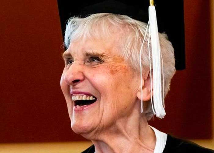 “Nunca se rindan” Se graduó a los 90 años de Licenciada en Estudios Generales