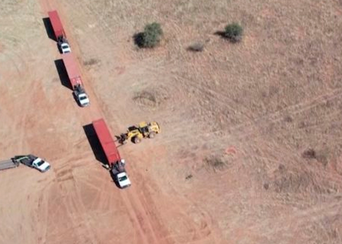 Colocan contenedores con alambre de púas a lo largo de la frontera en Arizona