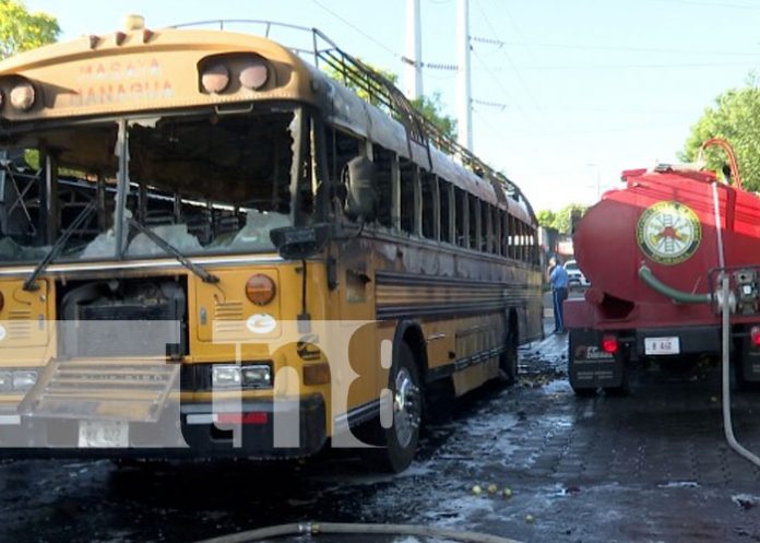 Foto: Bus que cubre la ruta Managua-Masaya toma fuego / TN8