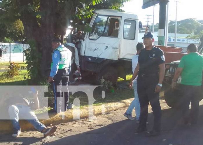 Foto: Accidente de tránsito cerca de la Rotonda Universitaria, en Managua / TN8