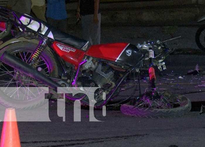 ¡Sangriento! Muere motociclista al chocar de frente contra un taxi en Managua