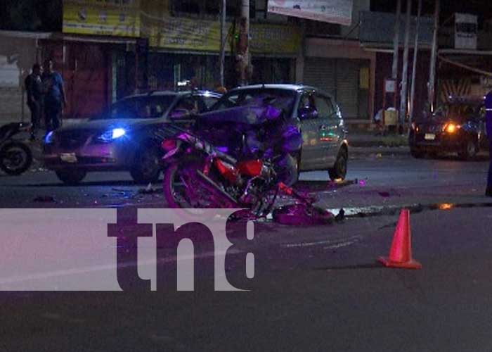 ¡Sangriento! Muere motociclista al chocar de frente contra un taxi en Managua