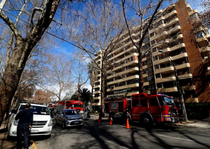 ¡Viva de milagro! Niña de 3 años cae desde el piso 14 de un edificio en Chile