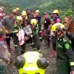 ¡Sana y Salva! Rescatan a niña aferrada al cadáver de su madre en Colombia