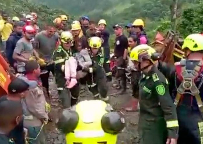 ¡Sana y Salva! Rescatan a niña aferrada al cadáver de su madre en Colombia
