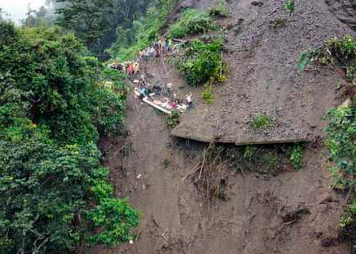 Derrumbe de tierra en Colombia sepultó un autobús con 25 personas