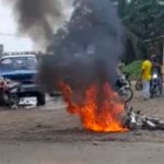 Multitud enfurecida queman vivo en Ecuador a un hombre acusado de robo
