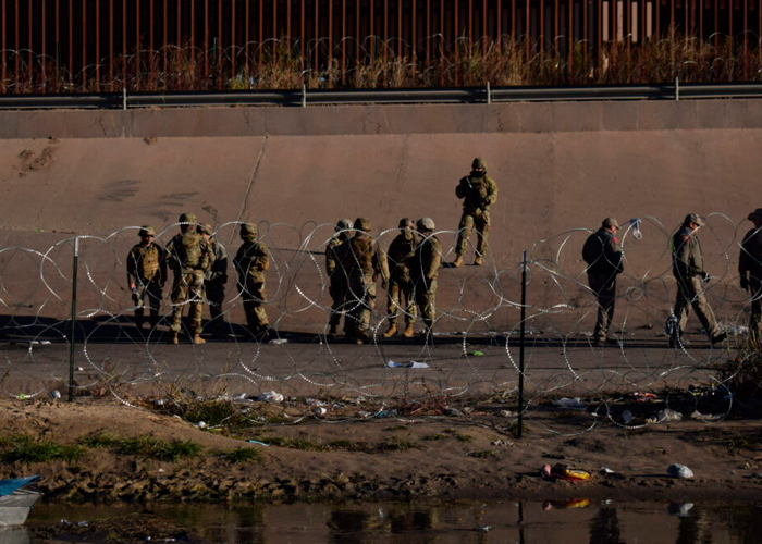 Militares ponen alambre de púa en la frontera para evitar el "sueño americano" 