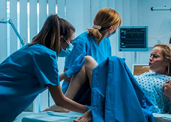 Irrespetuosas enfermeras en Estados Unidos graban un TikTok en pleno parto