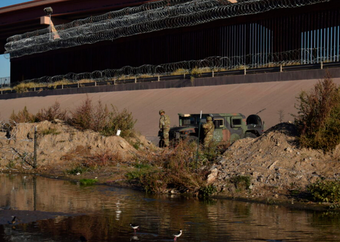 Militares ponen alambre de púa en la frontera para evitar el "sueño americano" 