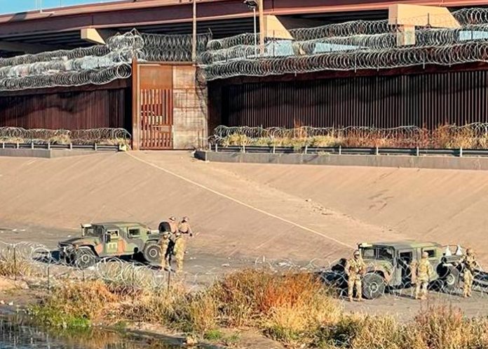 Militares ponen alambre de púa en la frontera para evitar el 