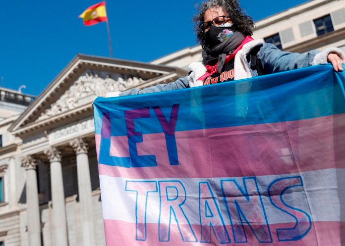 Aprueban polémica ley en España que permite cambiar libremente de género