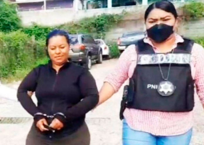 ¿Castigo ejemplar o maltrato? Quemó viva a su hija acusada de robo en Honduras