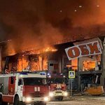 Gran incendio destruye un centro comercial en Moscú, Rusia