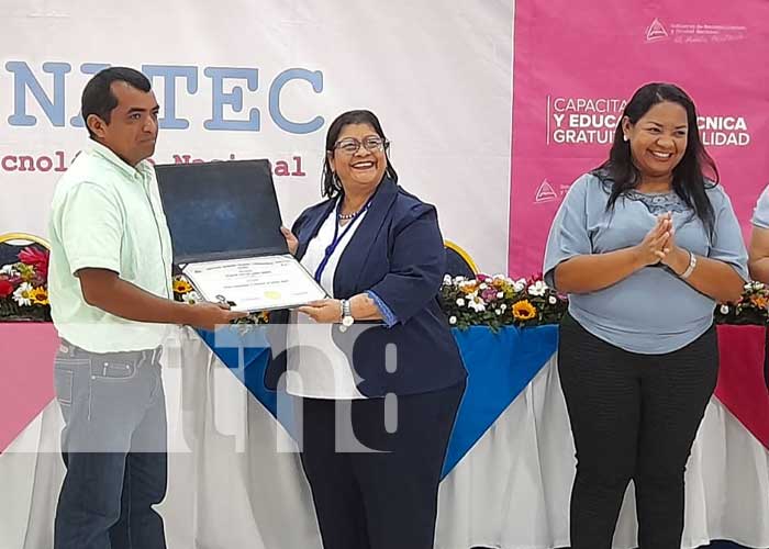 Foto: Docentes de inglés reciben títulos gracias al MINED y al INATEC en Nicaragua / TN8