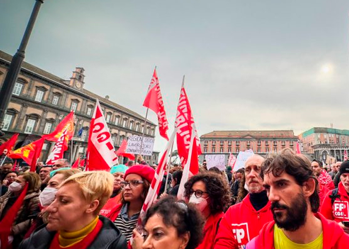 Miles de personas a las calles de Italia en protesta contra Giorgia Meloni