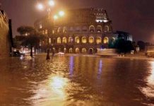 Fuerte tormenta deja "bajo agua" las calles de Roma causando caos