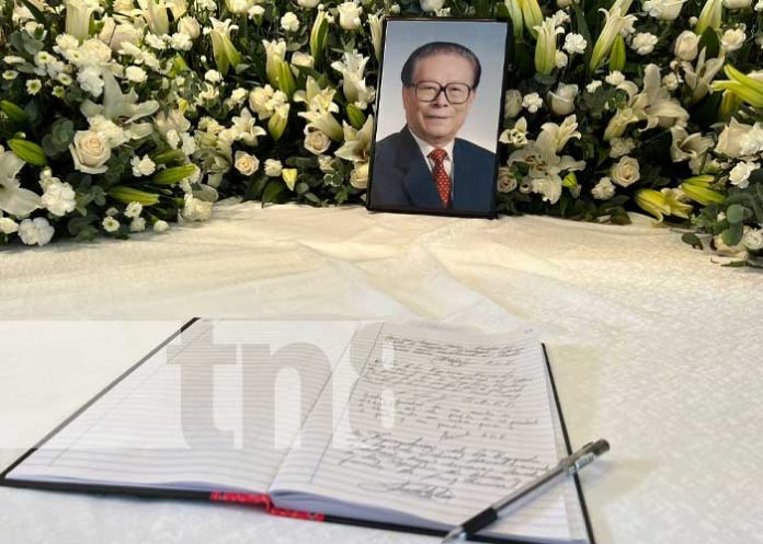 Foto: Firman libro de condolencias por el fallecimiento del ex presidente de China / TN8