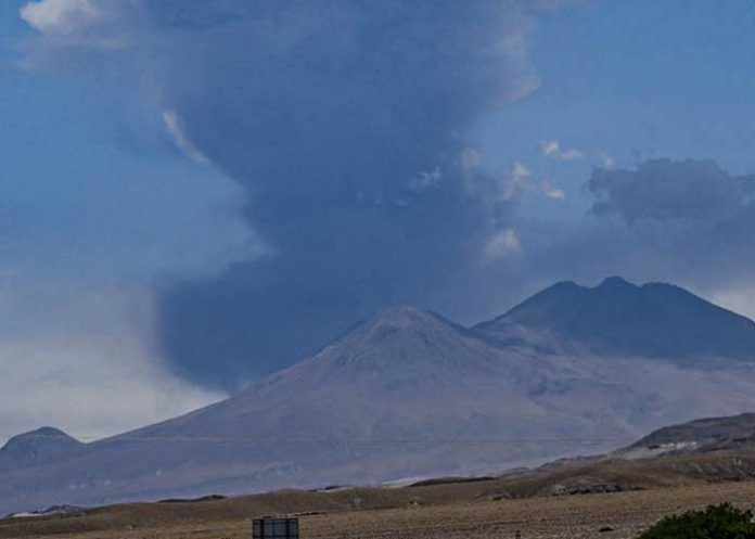 Elevan estado de alerta por actividad del volcán Láscar en Chile