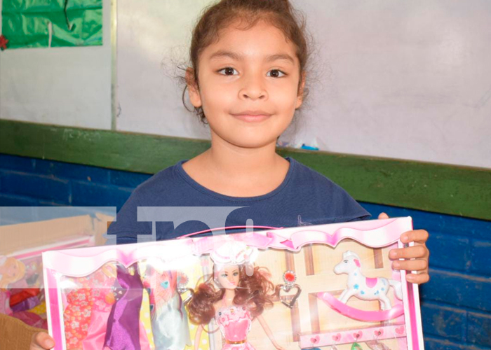 Niñez de León feliz con la entrega de juguetes a través del MINED