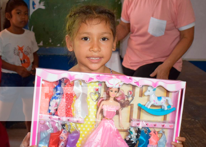 Niñez de León feliz con la entrega de juguetes a través del MINED