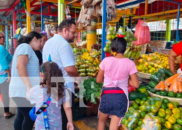 Comerciantes del mercado Roberto Huembes muestran productos en Nicaragua
