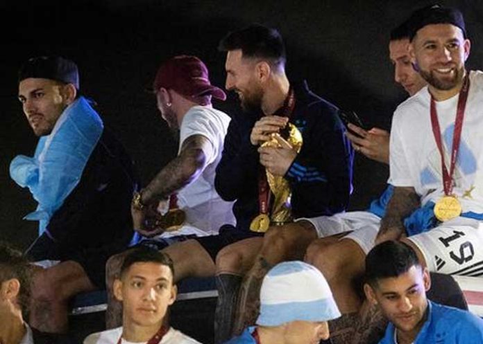 Foto: Messi y jugadores de Argentina vivieron un momento tenso