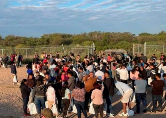 Más 700 migrantes, entre ellos niños, capturados en áreas desoladas de Texas