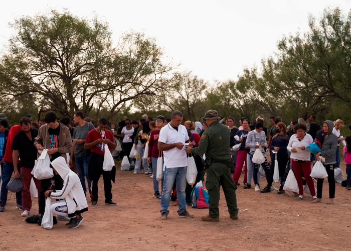 Más 700 migrantes, entre ellos niños, capturados en áreas desoladas de Texas