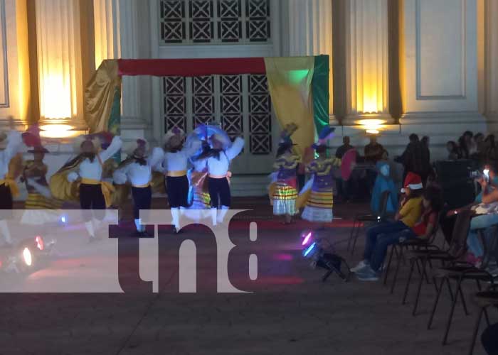 Managua disfruta de la pasarela de moda navideña en Plaza Soberanía
