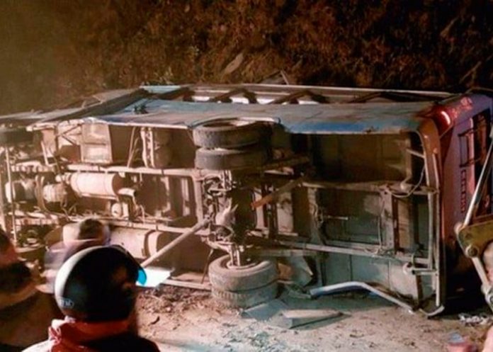 Aplastados bajo las llantas de un autobús mueren 18 personas en Nepal