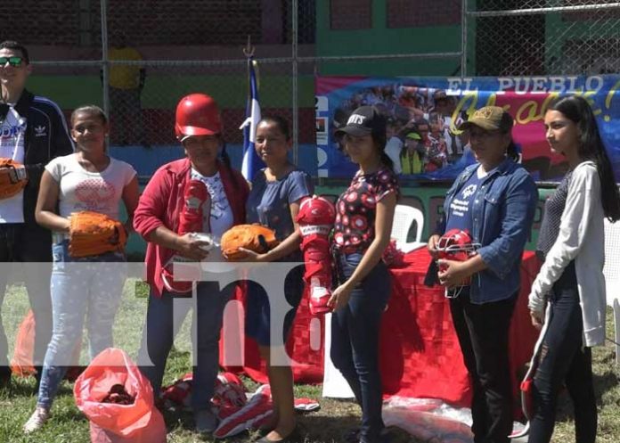 Entregan material deportivo a jugadoras de softball en Ometepe