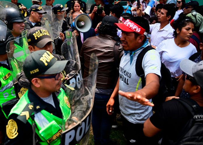Reprimen a manifestantes en Perú que exigen la libertad para Pedro castillo