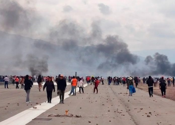 Más de 2 mil manifestantes se toman Aeropuerto de Perú en contra del Gobierno de Boluarte