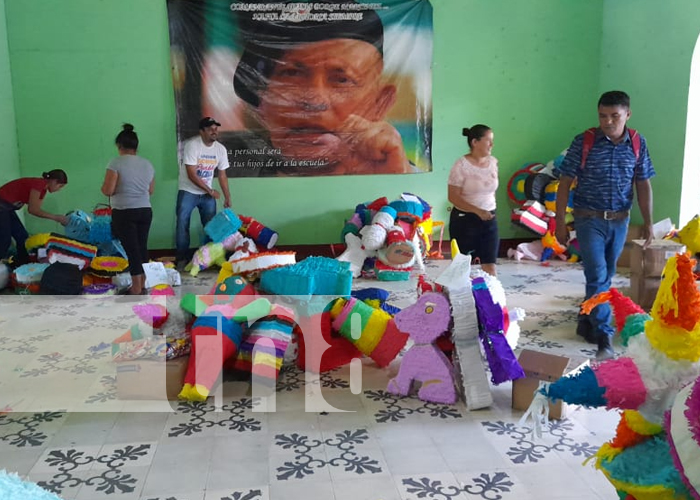 Mujeres de Nandaime elaboran piñatas para esta navidad