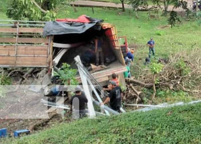 Foto: Camión con materiales de construcción cae en un hoyo en Río Blanco / TN8