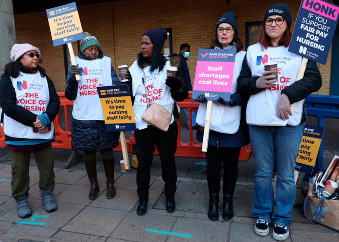 Enfermeros de Reino Unido realizan huelga exigiendo un aumento salarial