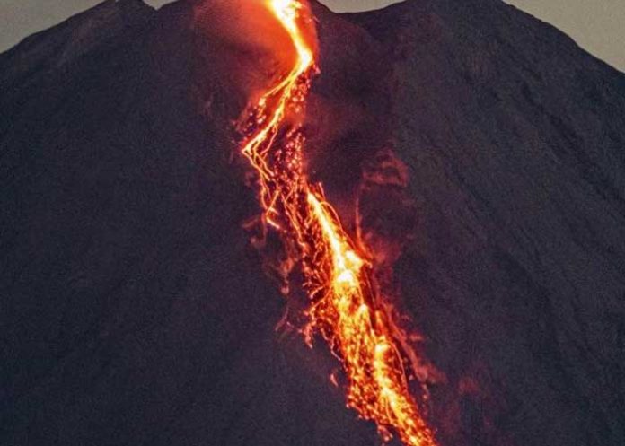 Decretan alerta máxima en Indonesia ante erupción del volcán Semeru