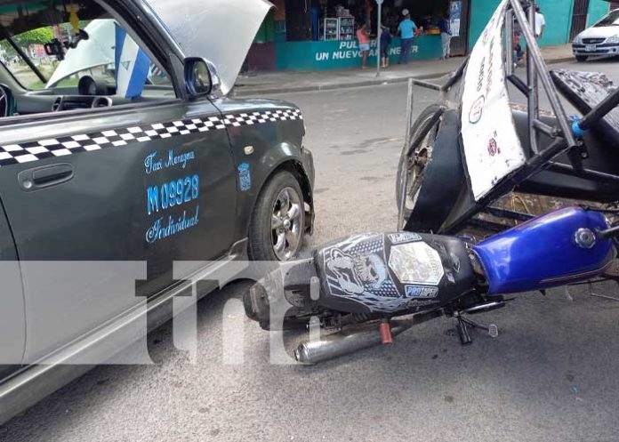Foto: Accidente entre caponera y taxi deja a embarazada con lesiones / TN8
