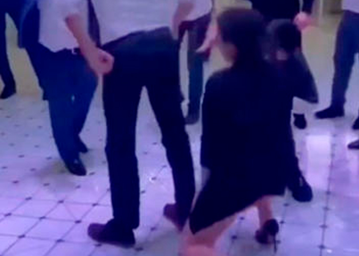 Video: Mujer enseña el "cuchumbo" tras perrear en la fiesta de su trabajo