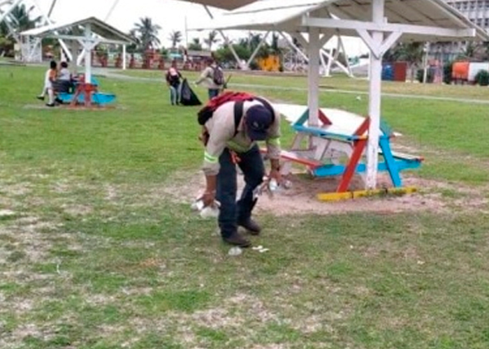 Captan infraganti a dos alumnos "dándose cariñitos" en pleno parque