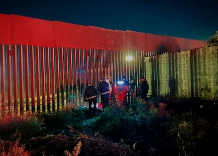Muere migrante tras caer junto a su hijo al intentar saltar el muro fronterizo