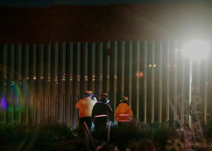 Muere migrante tras caer junto a su hijo al intentar saltar el muro fronterizo