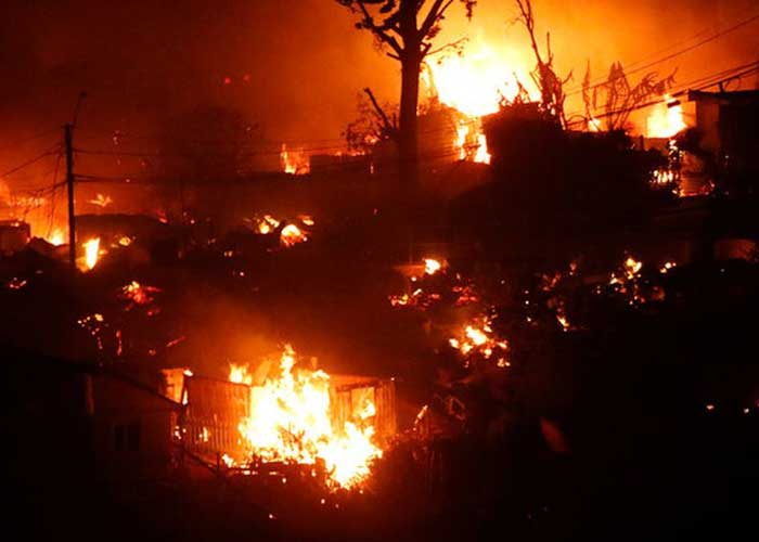 Foto: Autoridades dicen que incendio en Viña del Mar, Chile ya está "controlado" / GETTY