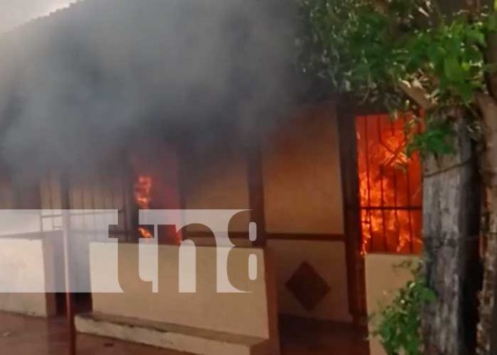 Foto: Fuerte incendio de una vivienda en Nagarote, León / TN8