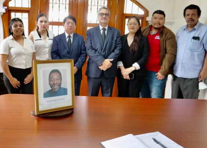 Delegación de Nicaragua firma libro de condolencias por Pelé