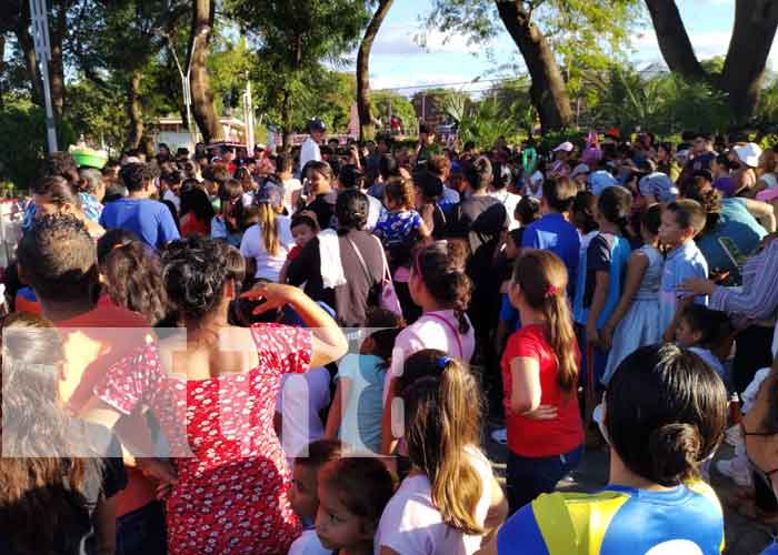 Celebran con la niñez el Día de los Reyes Magos en el parque Luis Alfonso