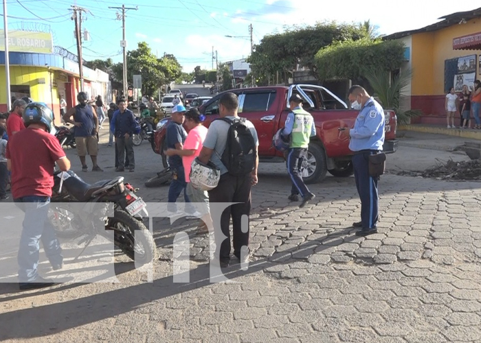 Motociclistas impactan en un vehículo y resultan con lesiones en Estelí