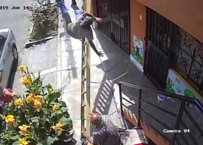 Video: Anciano maleducado provoca caída de un trabajador desde gran altura